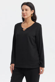 Polera negra de mujer con detalle metálico en el cuello escote en V manga larga y diseño liso elegante