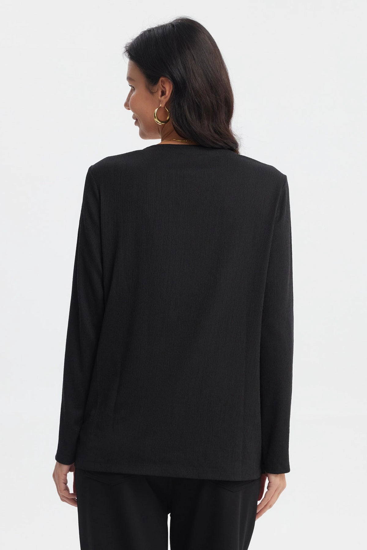 Polera negra de mujer con detalle metálico en el cuello escote en V manga larga y diseño liso elegante