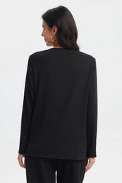 Polera negra de mujer con detalle metálico en el cuello escote en V manga larga y diseño liso elegante