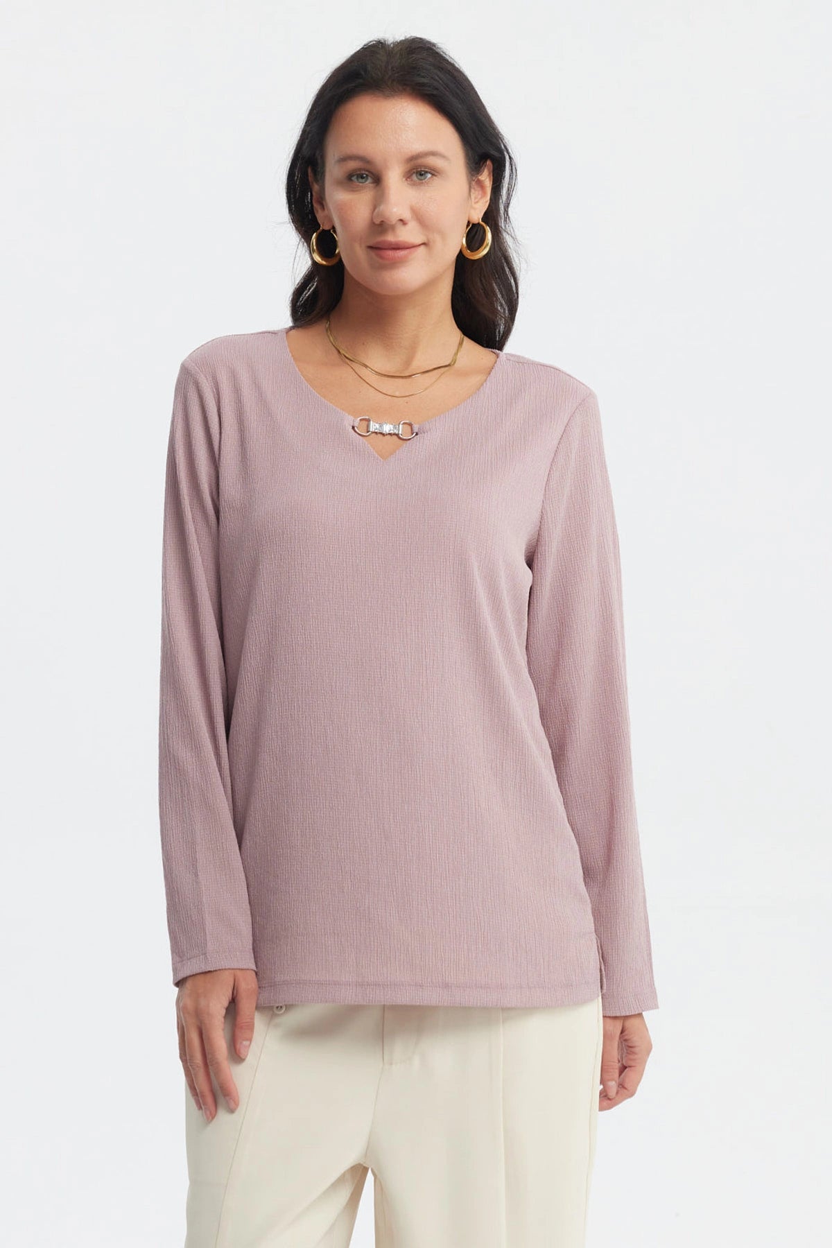 Polera malva mujer con detalle metálico en el cuello prenda lisa y de manga larga