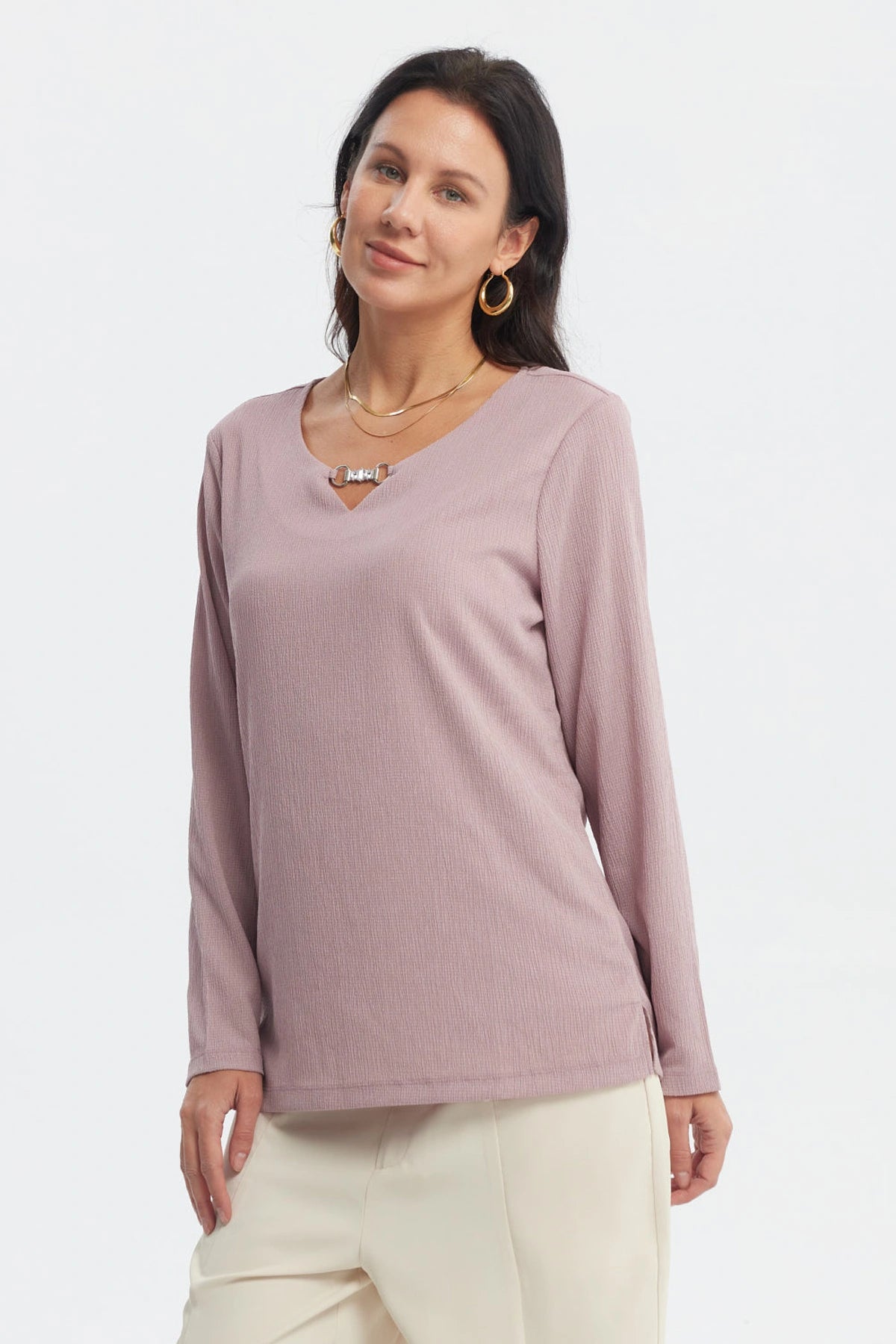 Polera malva mujer con detalle metálico en el cuello prenda lisa y de manga larga