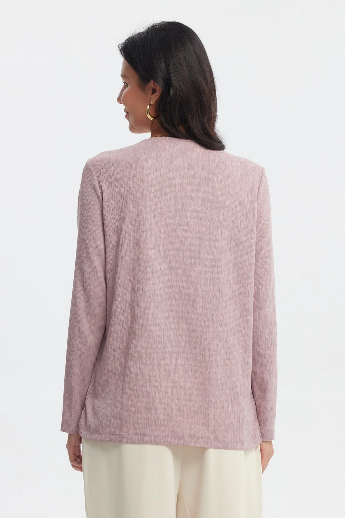 Polera malva mujer con detalle metálico en el cuello prenda lisa y de manga larga