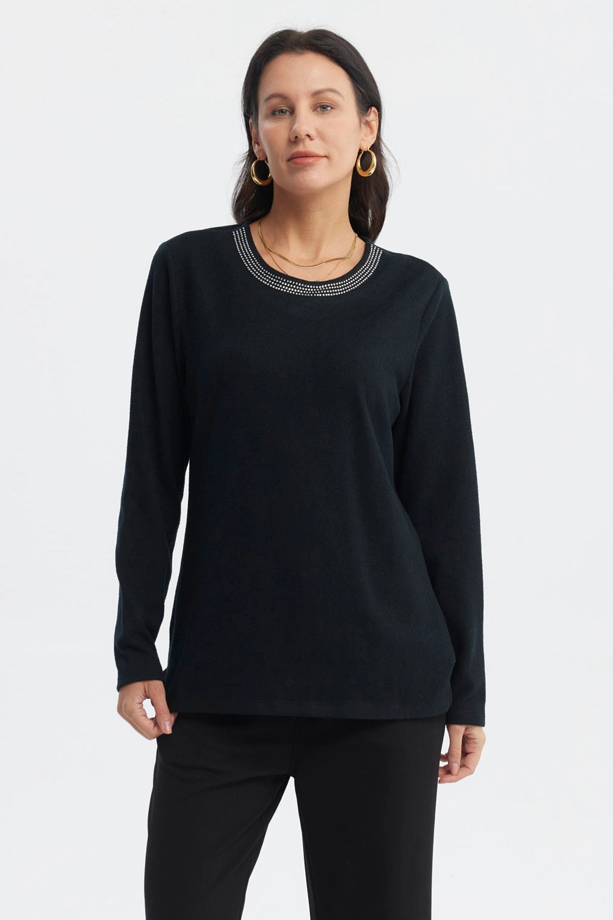 Sweater negro de mujer con cuello V y detalle de puntos blancos en el borde del cuello sin estampa lisa