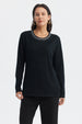 Sweater negro de mujer con cuello V y detalle de puntos blancos en el borde del cuello sin estampa lisa