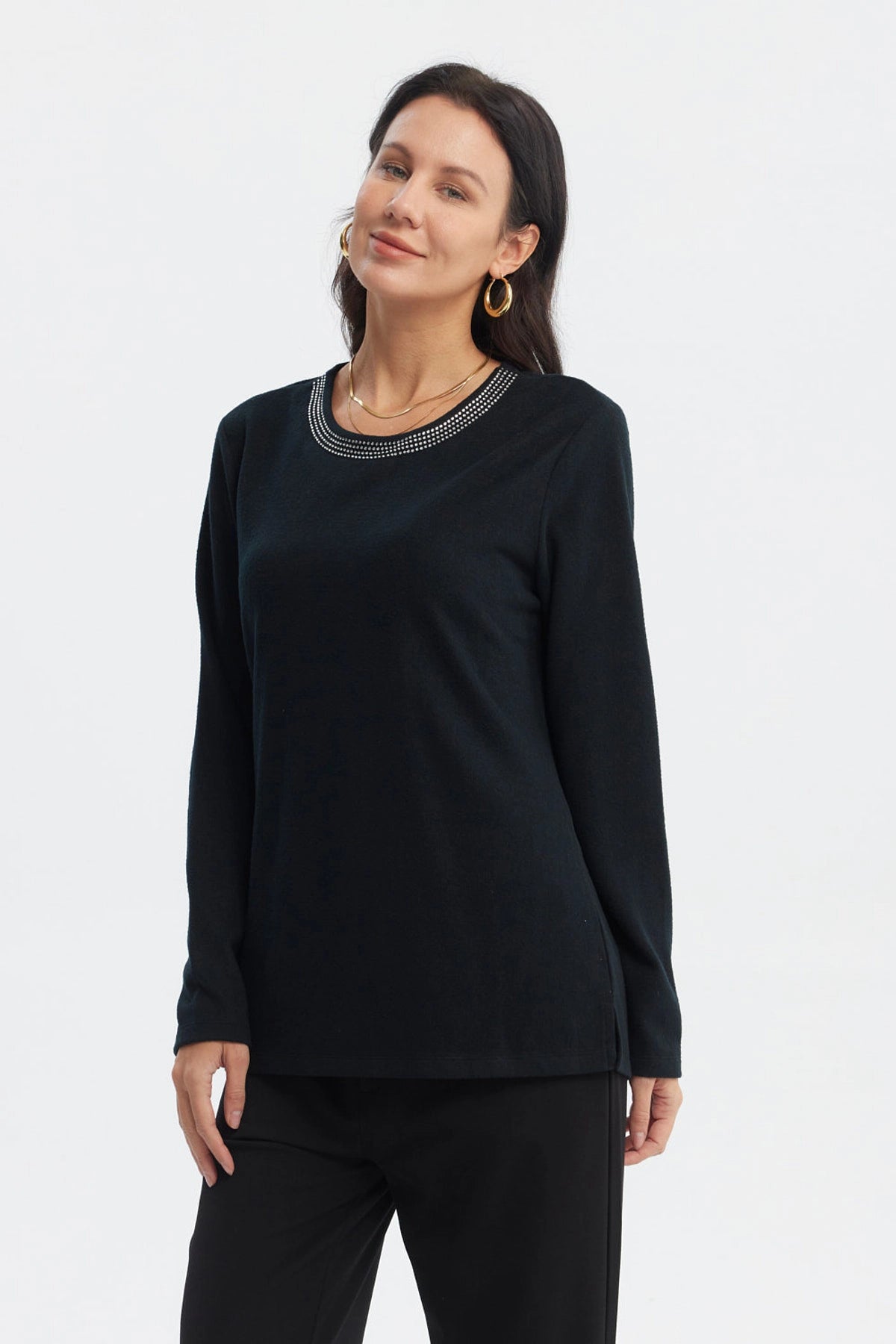 Sweater negro de mujer con cuello V y detalle de puntos blancos en el borde del cuello sin estampa lisa