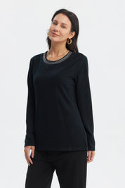 Sweater negro de mujer con cuello V y detalle de puntos blancos en el borde del cuello sin estampa lisa