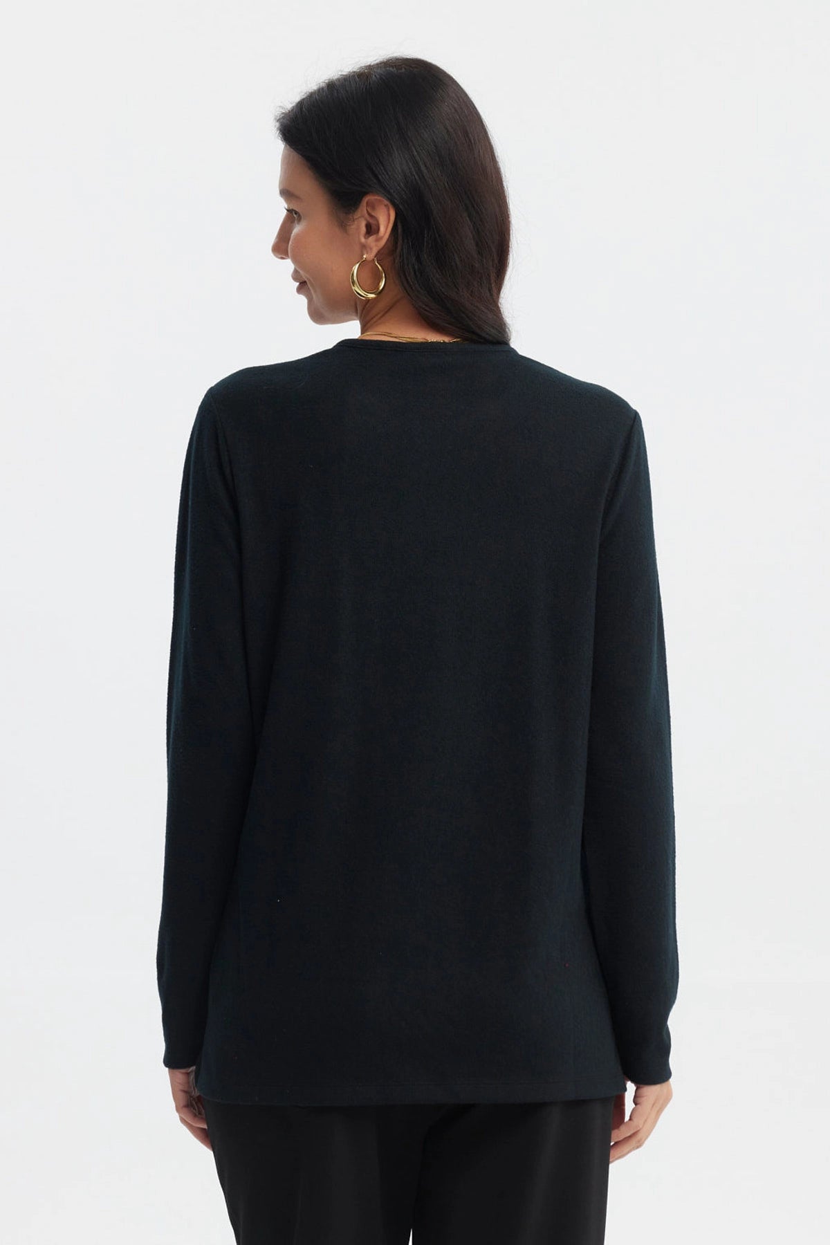 Sweater negro de mujer con cuello V y detalle de puntos blancos en el borde del cuello sin estampa lisa