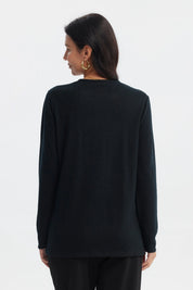 Sweater negro de mujer con cuello V y detalle de puntos blancos en el borde del cuello sin estampa lisa