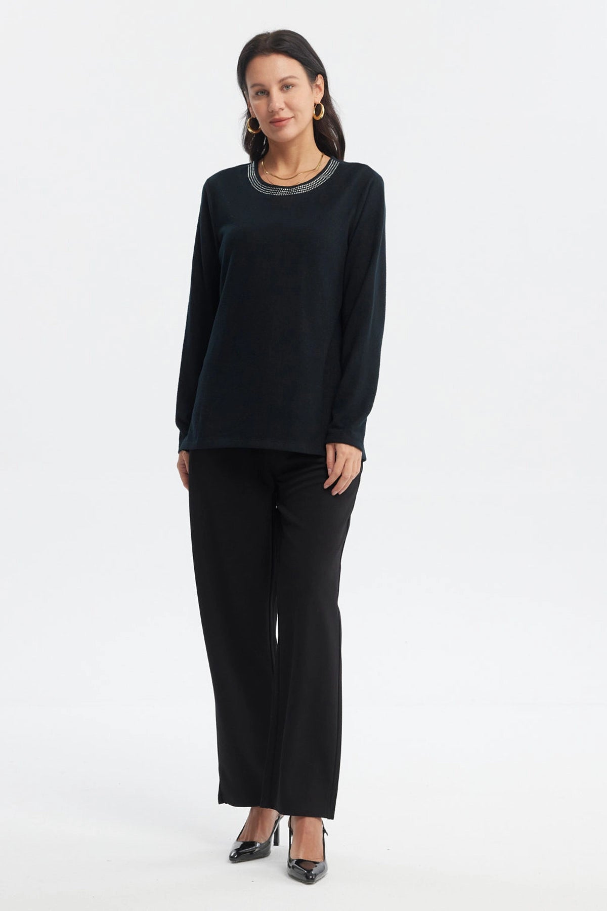 Sweater negro de mujer con cuello V y detalle de puntos blancos en el borde del cuello sin estampa lisa
