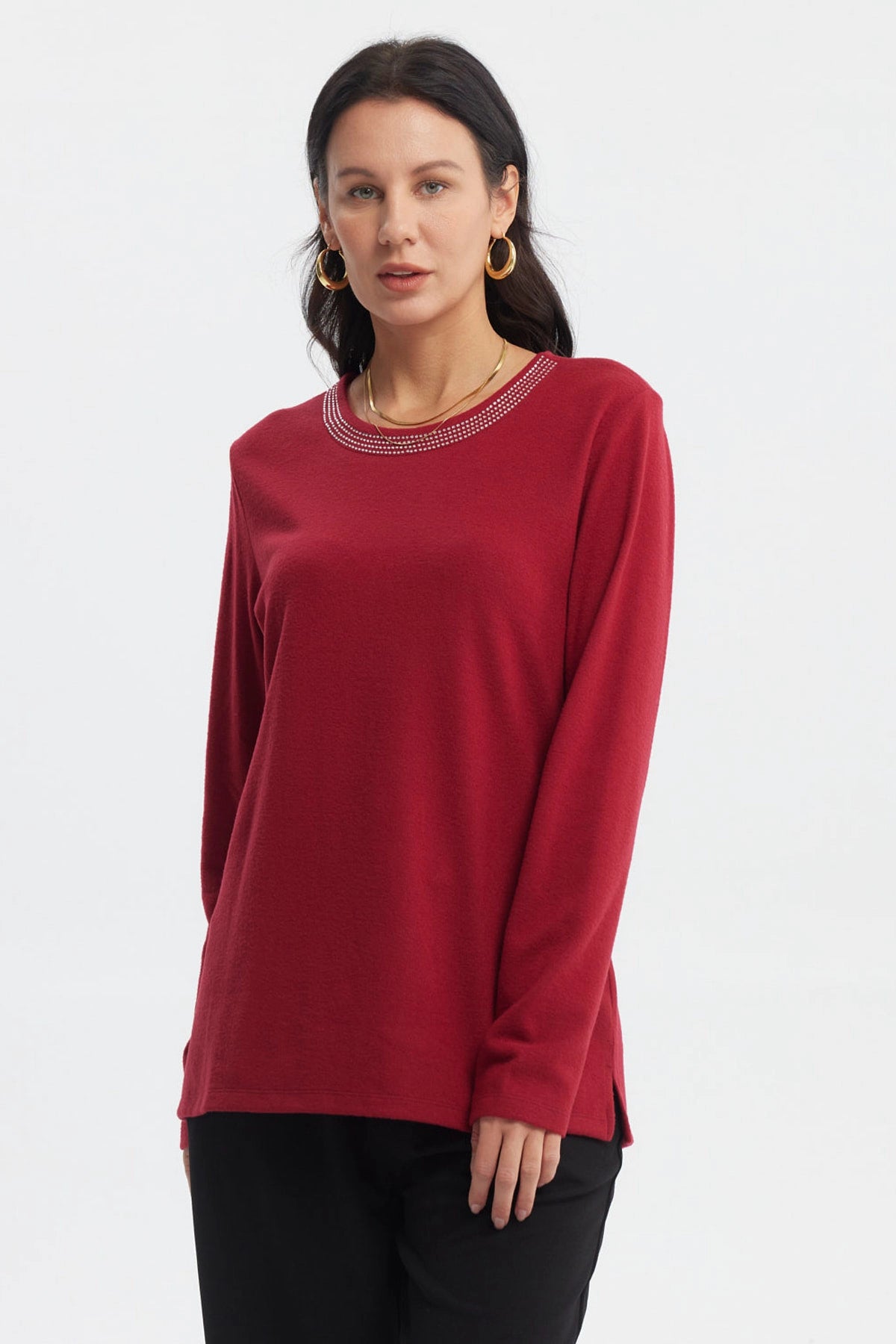 Sweater rojo de mujer con cuello V y detalle de perlas pequeñas en el escote estilo casual elegante sin estampa