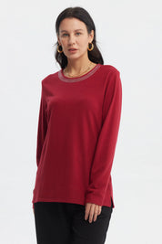 Sweater rojo de mujer con cuello V y detalle de perlas pequeñas en el escote estilo casual elegante sin estampa