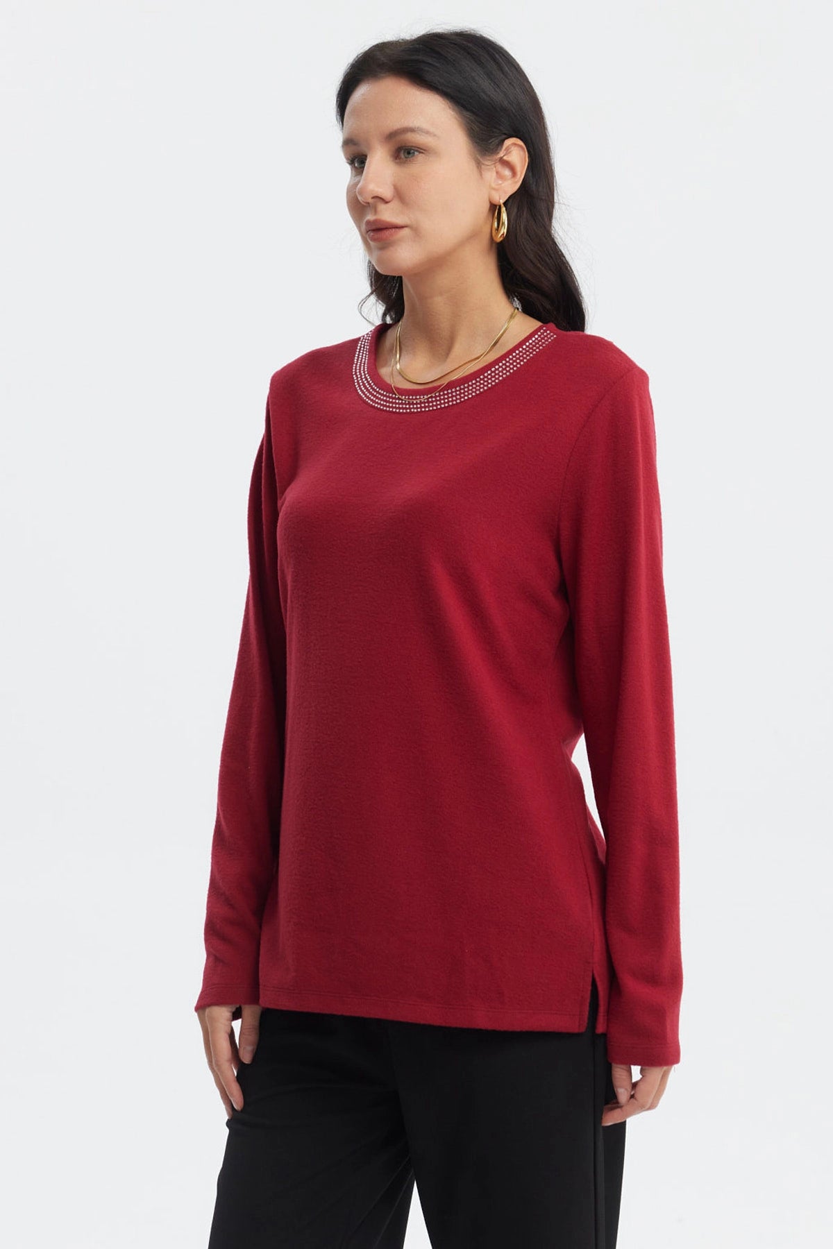 Sweater rojo de mujer con cuello V y detalle de perlas pequeñas en el escote estilo casual elegante sin estampa