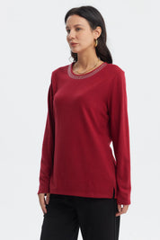 Sweater rojo de mujer con cuello V y detalle de perlas pequeñas en el escote estilo casual elegante sin estampa
