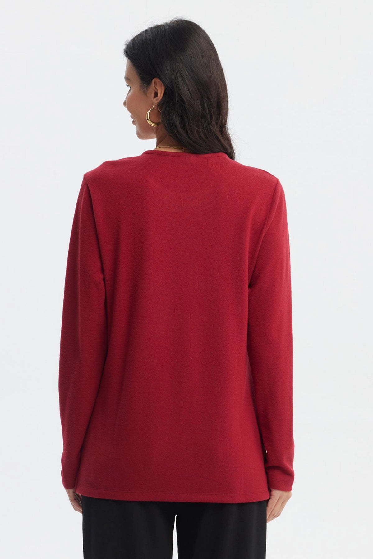 Sweater rojo de mujer con cuello V y detalle de perlas pequeñas en el escote estilo casual elegante sin estampa