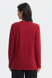 Sweater rojo de mujer con cuello V y detalle de perlas pequeñas en el escote estilo casual elegante sin estampa