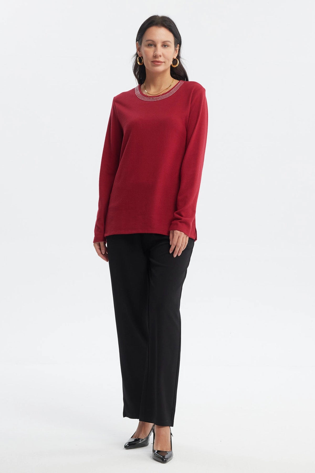 Sweater rojo de mujer con cuello V y detalle de perlas pequeñas en el escote estilo casual elegante sin estampa
