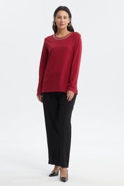Sweater rojo de mujer con cuello V y detalle de perlas pequeñas en el escote estilo casual elegante sin estampa