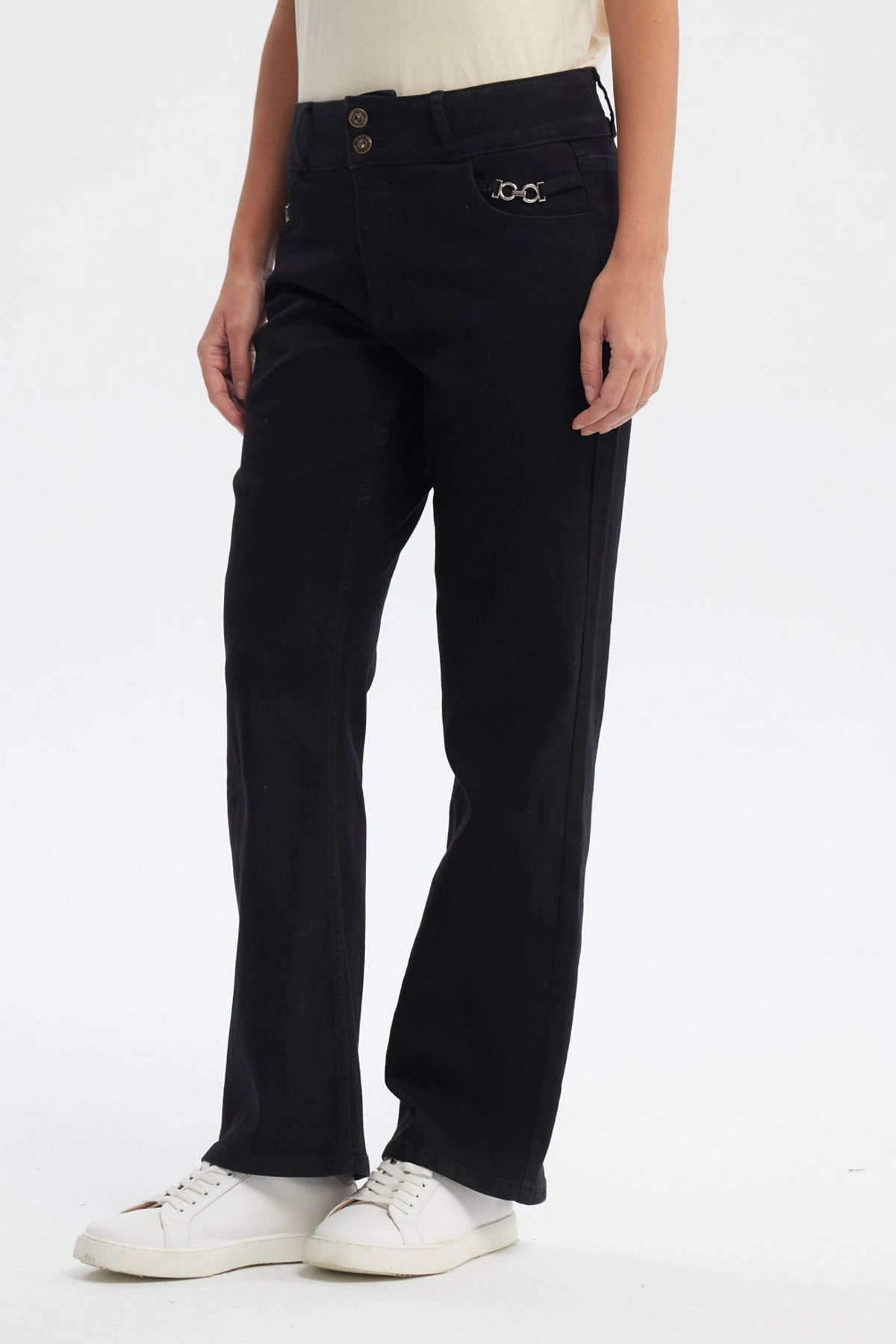 Jeans flare mujer negro tiro alto con bolsillos y detalles metálicos en la cintura diseño liso