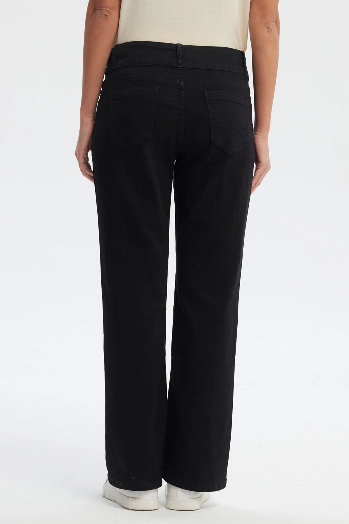 Jeans flare mujer negro tiro alto con bolsillos y detalles metálicos en la cintura diseño liso