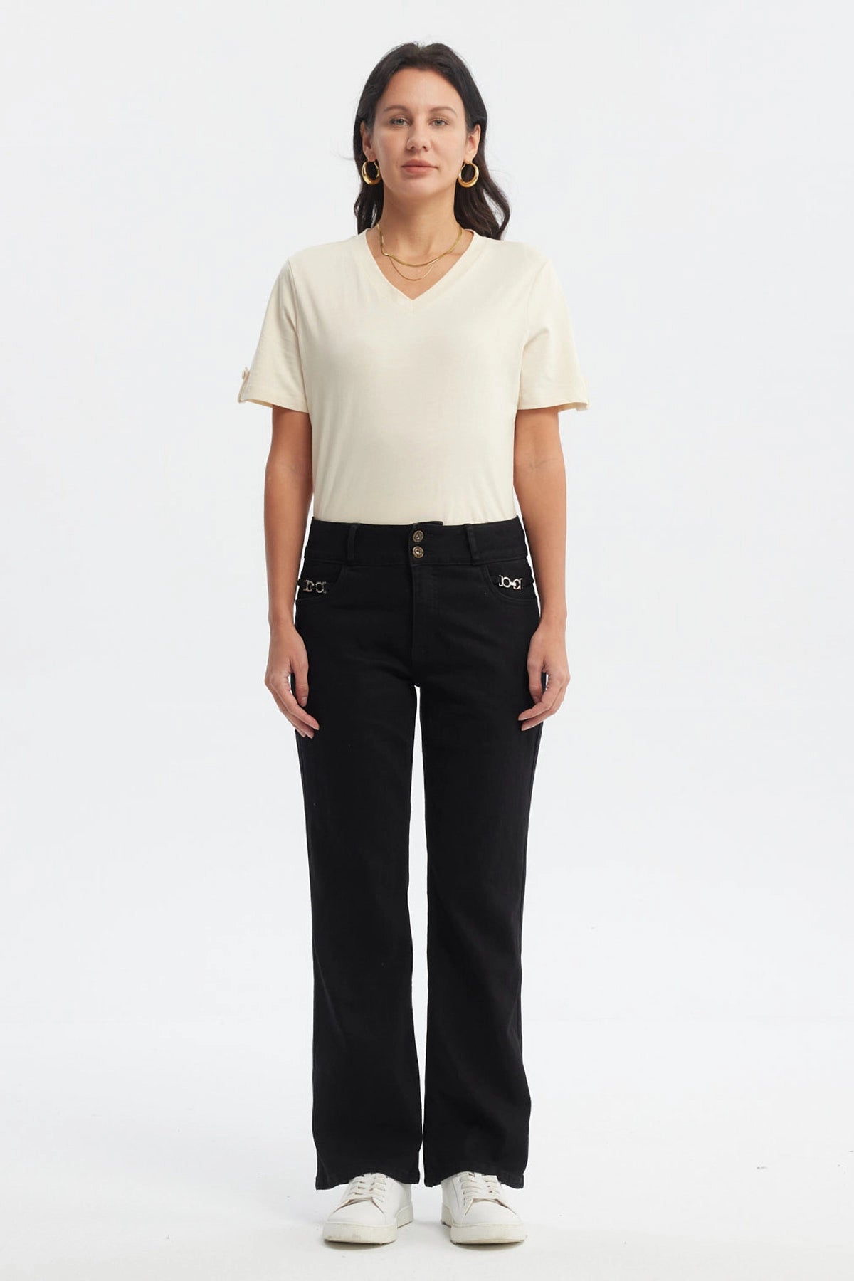 Jeans flare mujer negro tiro alto con bolsillos y detalles metálicos en la cintura diseño liso