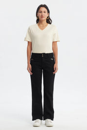 Jeans flare mujer negro tiro alto con bolsillos y detalles metálicos en la cintura diseño liso