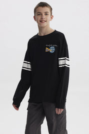 Polera negra de niño con franjas blancas en mangas y estampa colorida de texto 'Never Look Back' en el pecho