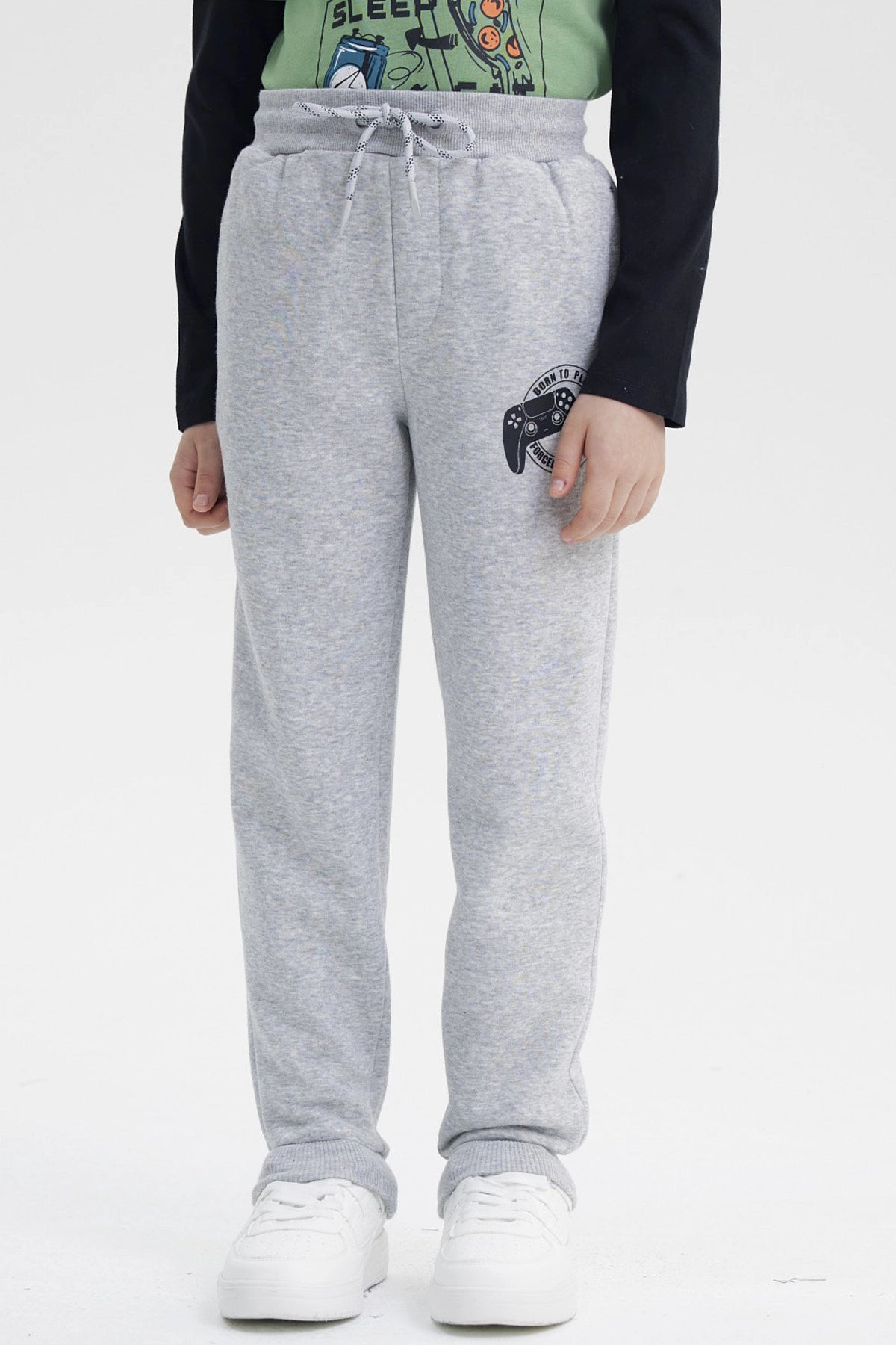 Pantalón jogger gris melange claro para niño con cintura elástica y estampa de control de videojuego en la pierna