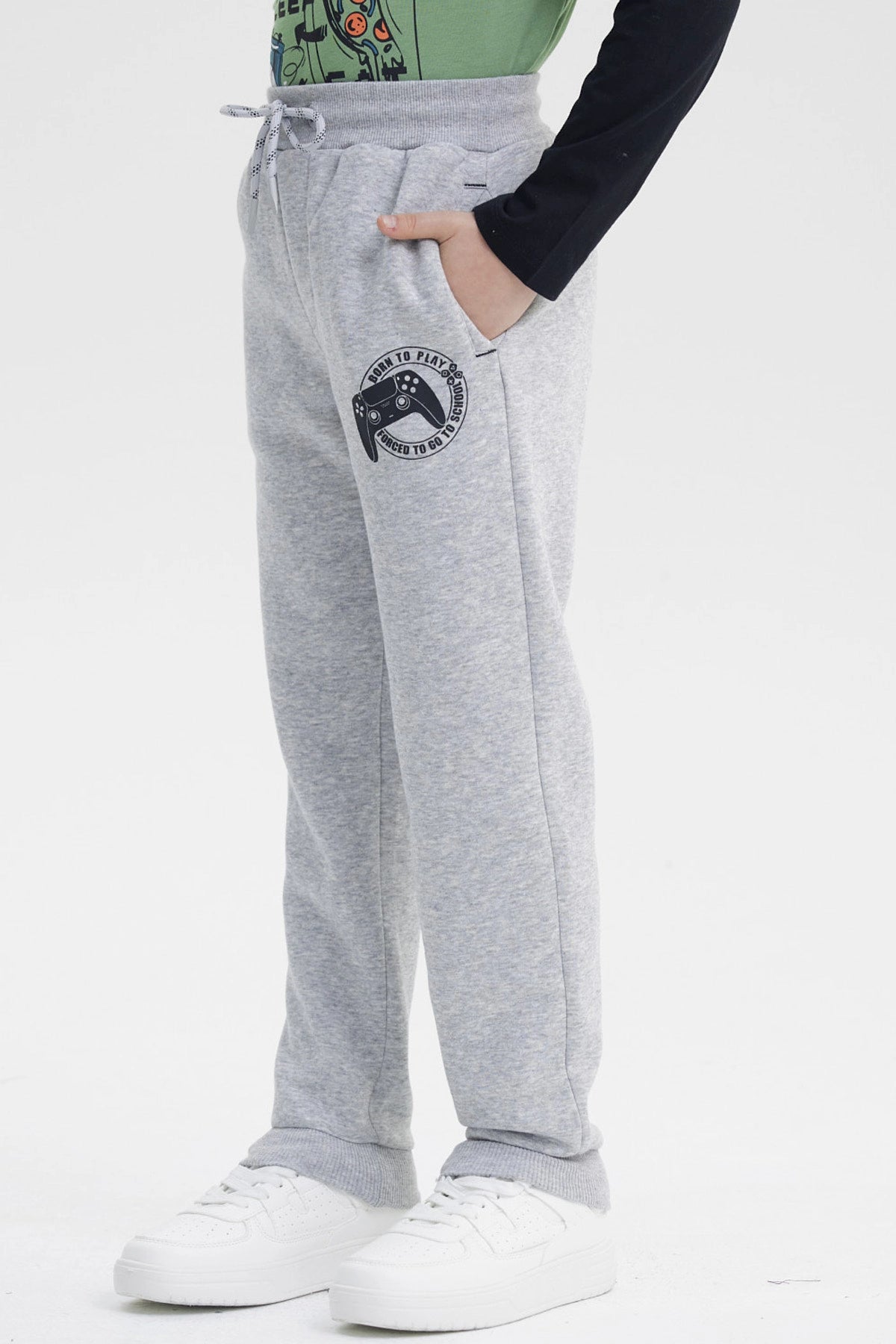 Pantalón jogger gris melange claro para niño con cintura elástica y estampa de control de videojuego en la pierna