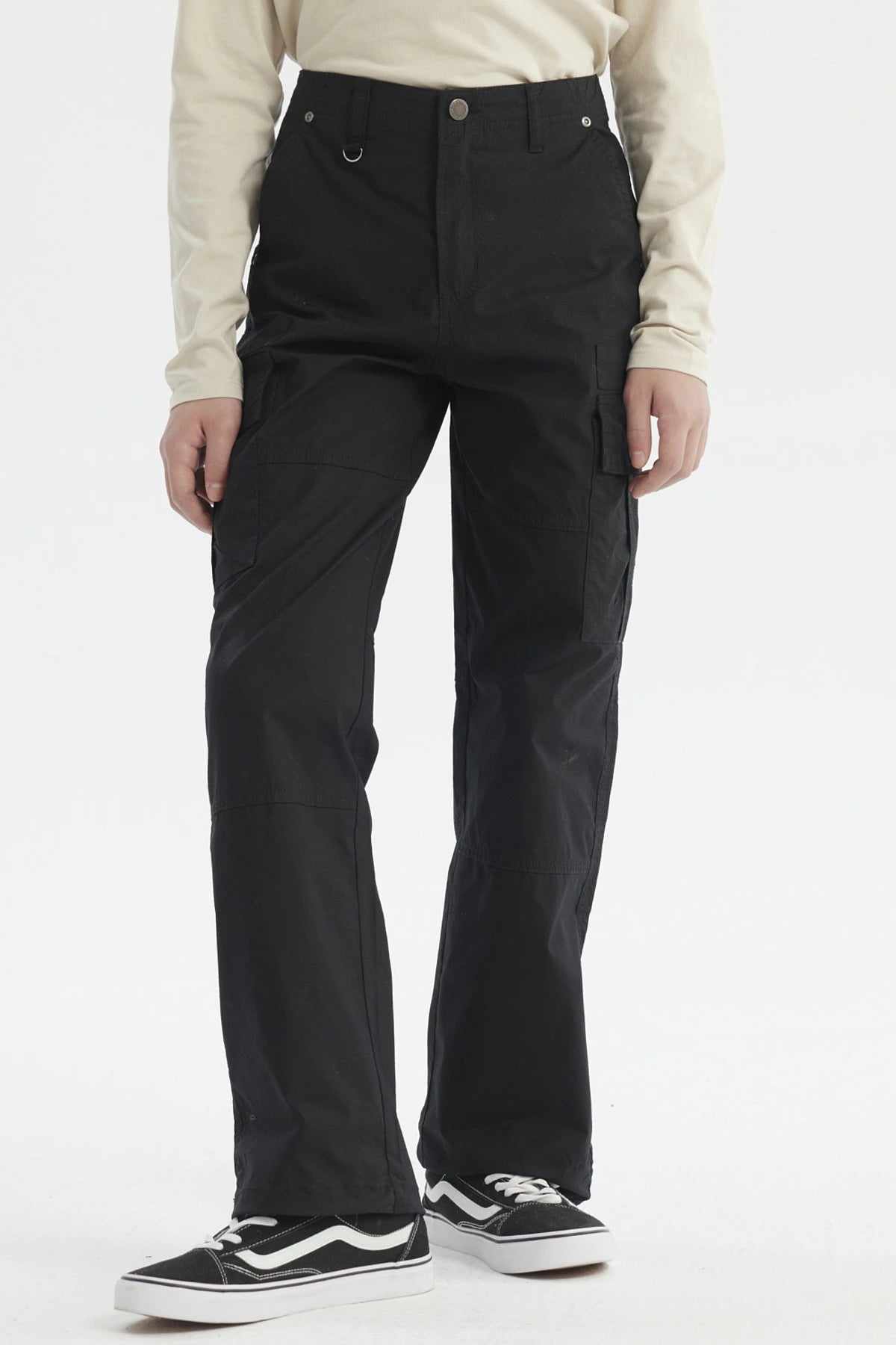 Pantalón niño cargo negro con cortes visibles sin estampa ni diseño liso y funcional