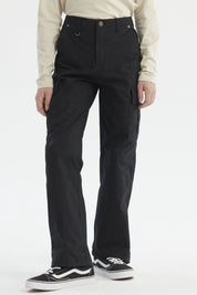 Pantalón cargo negro para niño con bolsillos grandes y cortes visibles diseño liso estilo casual urbano