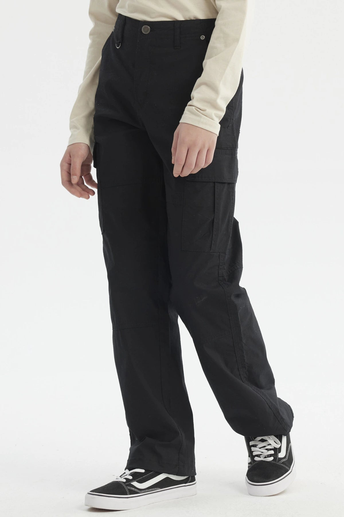 Pantalón cargo negro para niño con bolsillos grandes y cortes visibles diseño liso estilo casual urbano