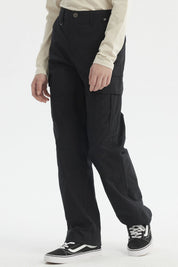 Pantalón cargo negro para niño con bolsillos grandes y cortes visibles diseño liso estilo casual urbano