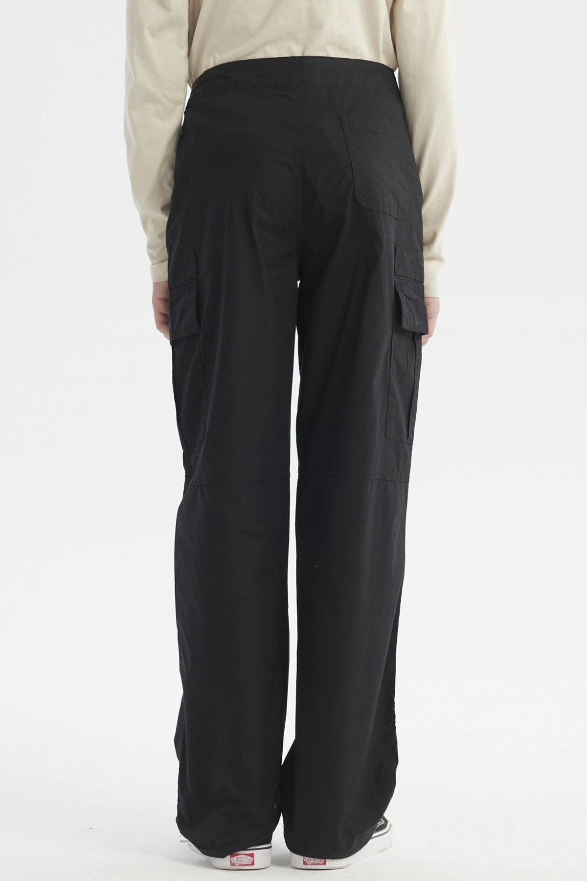 Pantalón cargo negro para niño con bolsillos grandes y cortes visibles diseño liso estilo casual urbano