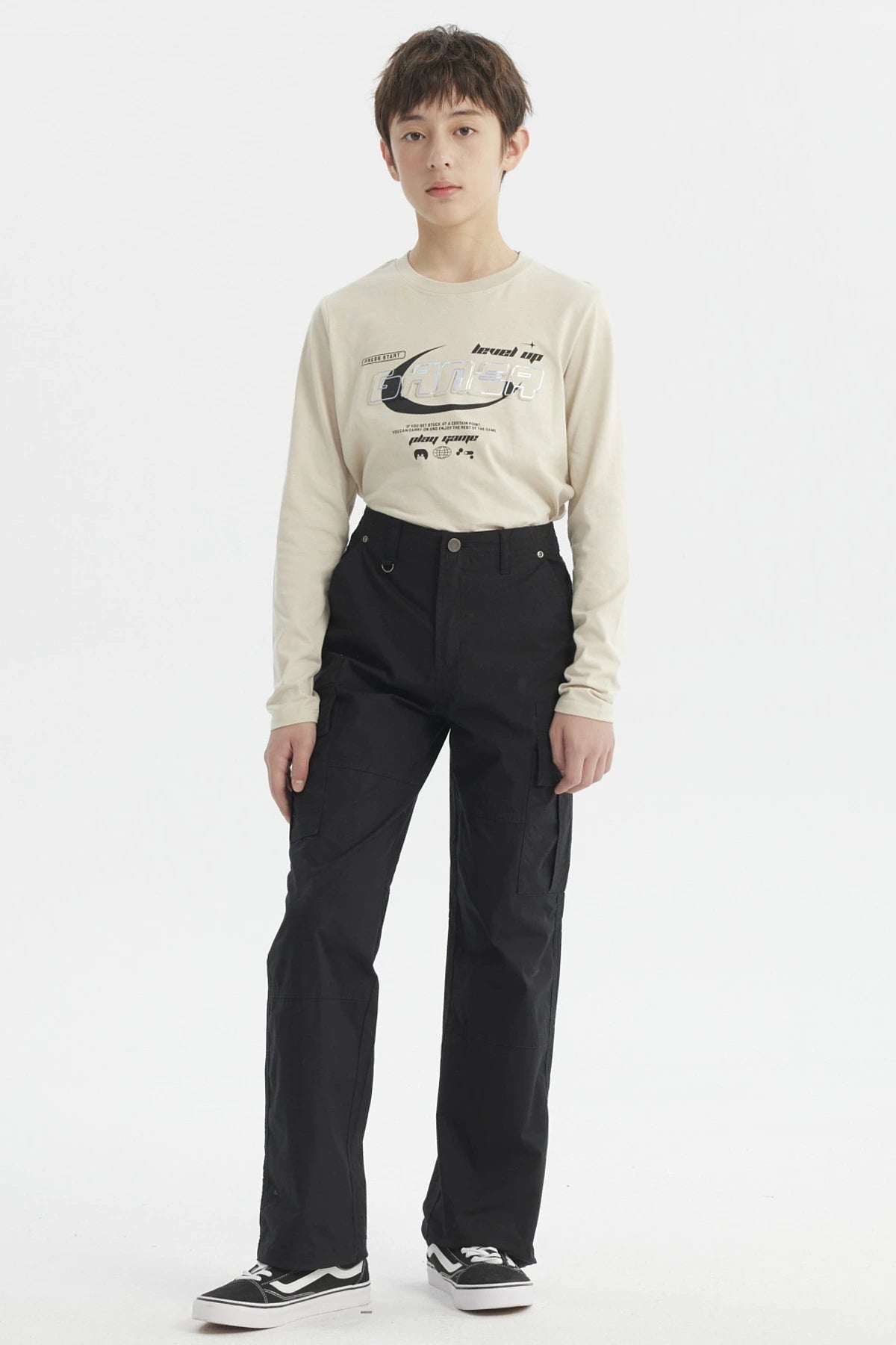 Pantalón cargo negro para niño con bolsillos grandes y cortes visibles diseño liso estilo casual urbano