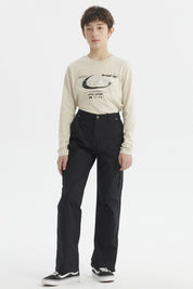 Pantalón cargo negro para niño con bolsillos grandes y cortes visibles diseño liso estilo casual urbano