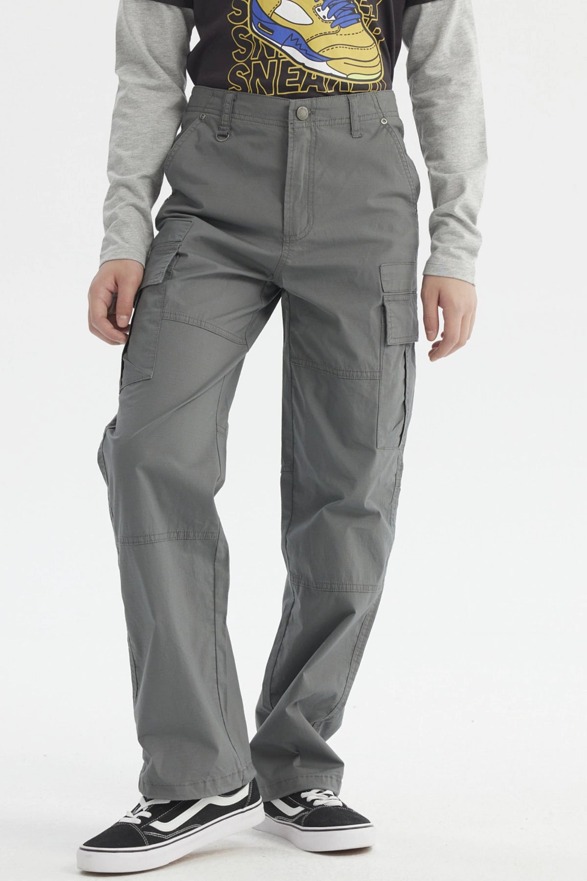Pantalón cargo niño gris con bolsillos amplios y cortes visibles diseño liso ideal para un look casual y cómodo