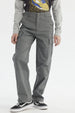 Pantalón cargo niño gris con bolsillos amplios y cortes visibles diseño liso ideal para un look casual y cómodo