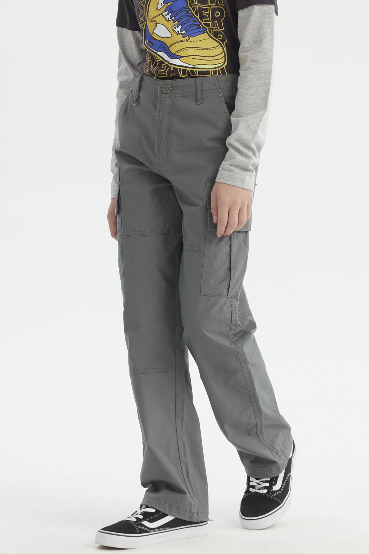 Pantalón cargo niño gris con bolsillos amplios y cortes visibles diseño liso ideal para un look casual y cómodo