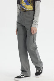 Pantalón cargo niño gris con bolsillos amplios y cortes visibles diseño liso ideal para un look casual y cómodo