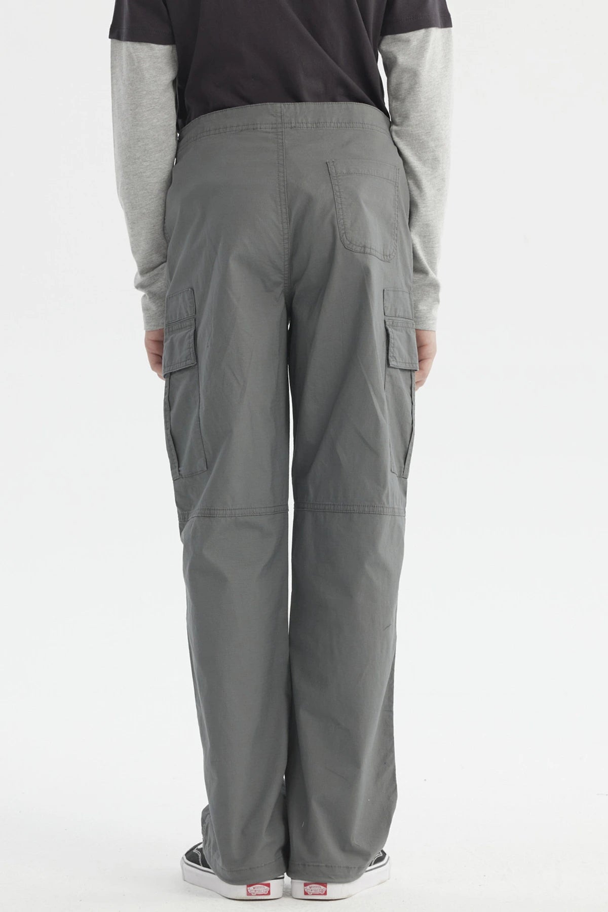 Pantalón cargo niño gris con bolsillos amplios y cortes visibles diseño liso ideal para un look casual y cómodo