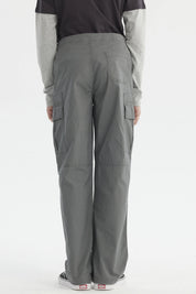 Pantalón cargo niño gris con bolsillos amplios y cortes visibles diseño liso ideal para un look casual y cómodo