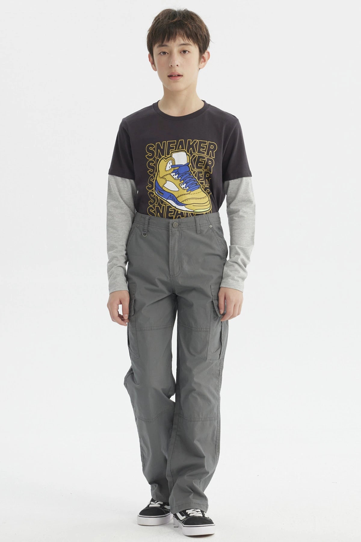 Pantalón cargo niño gris con bolsillos amplios y cortes visibles diseño liso ideal para un look casual y cómodo