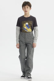 Pantalón cargo niño gris con bolsillos amplios y cortes visibles diseño liso ideal para un look casual y cómodo