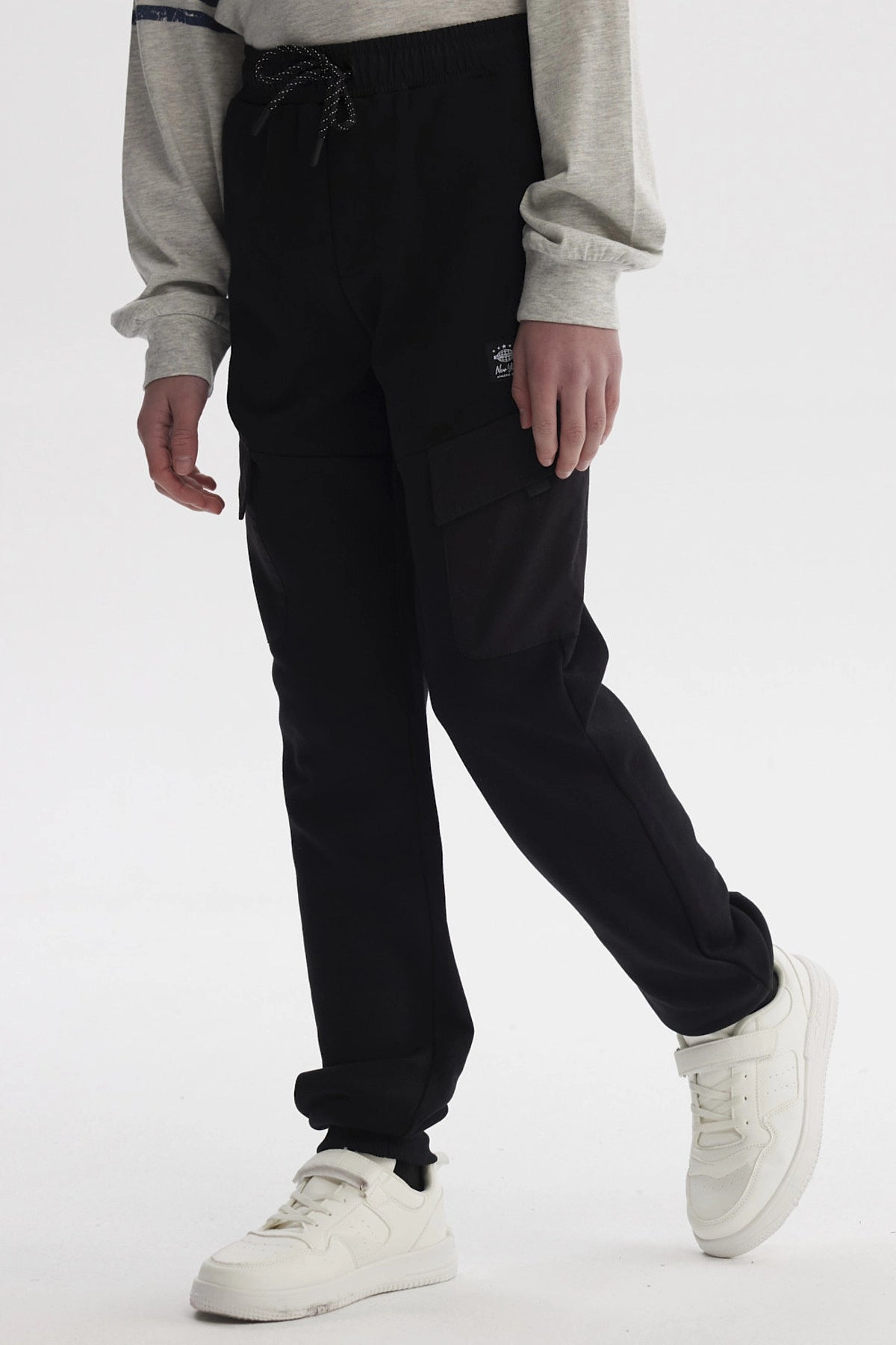 Pantalón jogger cargo negro para niño con bolsillos laterales y cordón ajustable estilo casual sin estampa visible