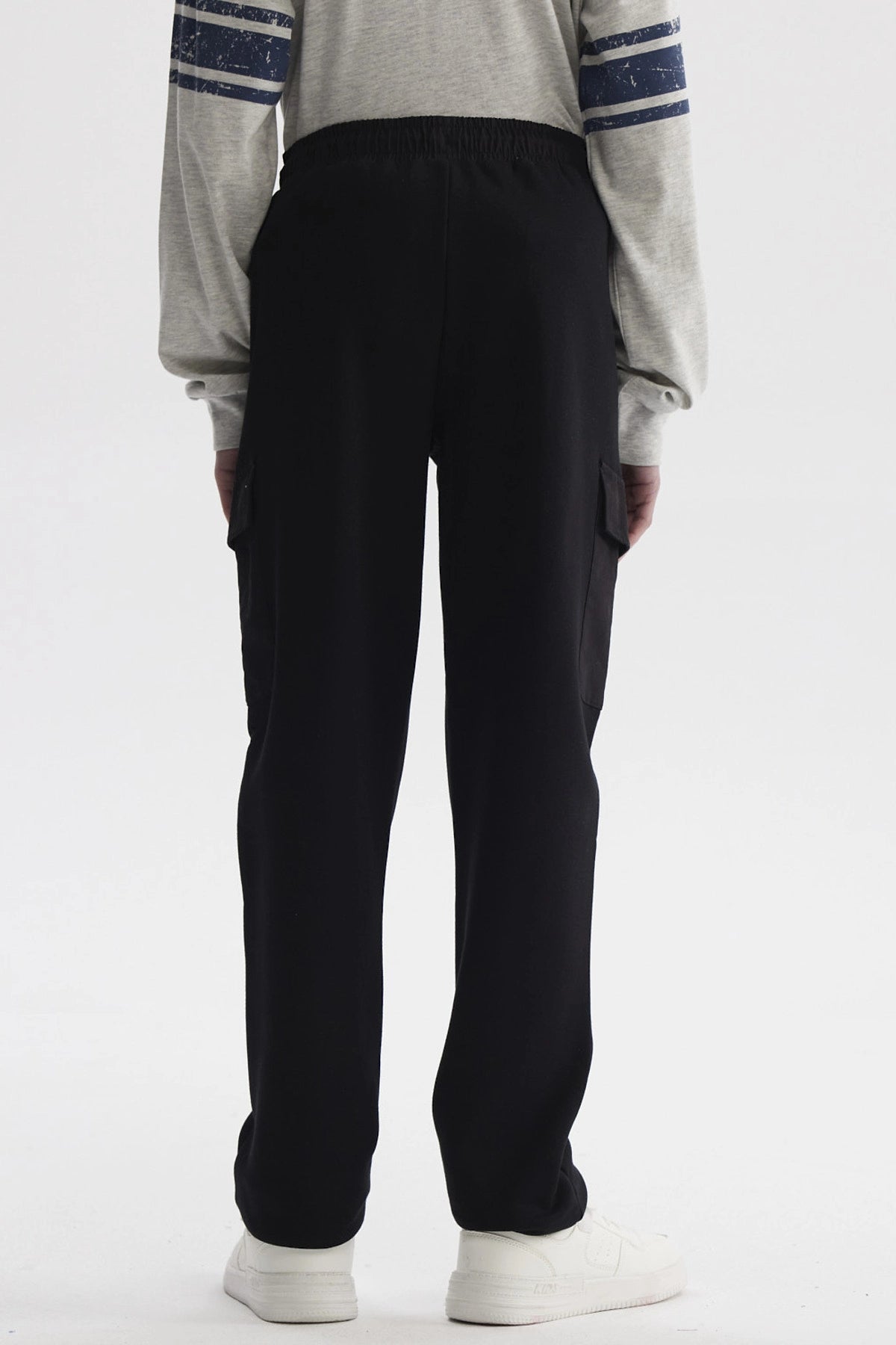 Pantalón jogger cargo negro para niño con bolsillos laterales y cordón ajustable estilo casual sin estampa visible