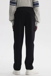 Pantalón jogger cargo negro para niño con bolsillos laterales y cordón ajustable estilo casual sin estampa visible