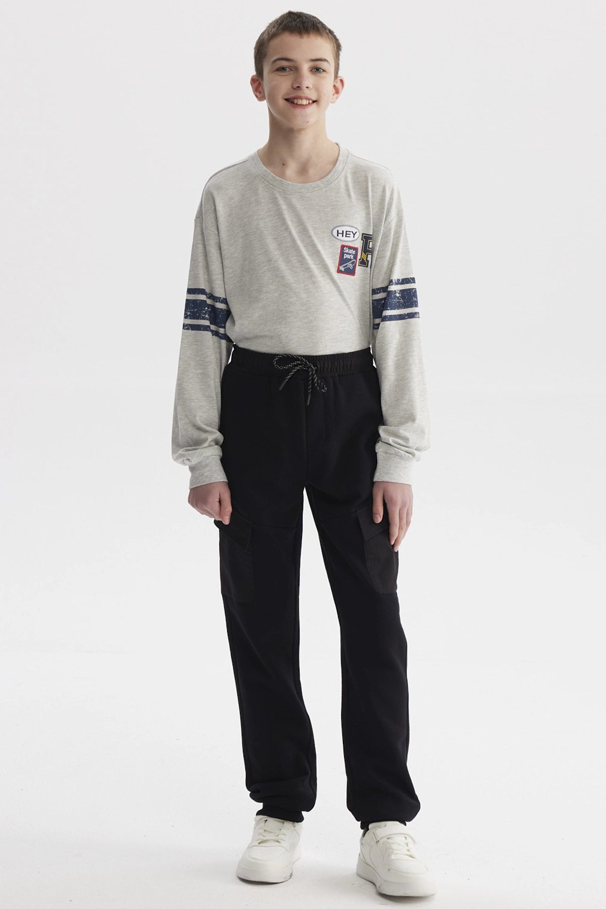 Pantalón jogger cargo negro para niño con bolsillos laterales y cordón ajustable estilo casual sin estampa visible