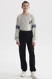 Pantalón jogger cargo negro para niño con bolsillos laterales y cordón ajustable estilo casual sin estampa visible