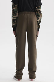 Pantalón jogger cargo verde militar para niño con bolsillos laterales amplios diseño liso ideal para aventuras cotidianas