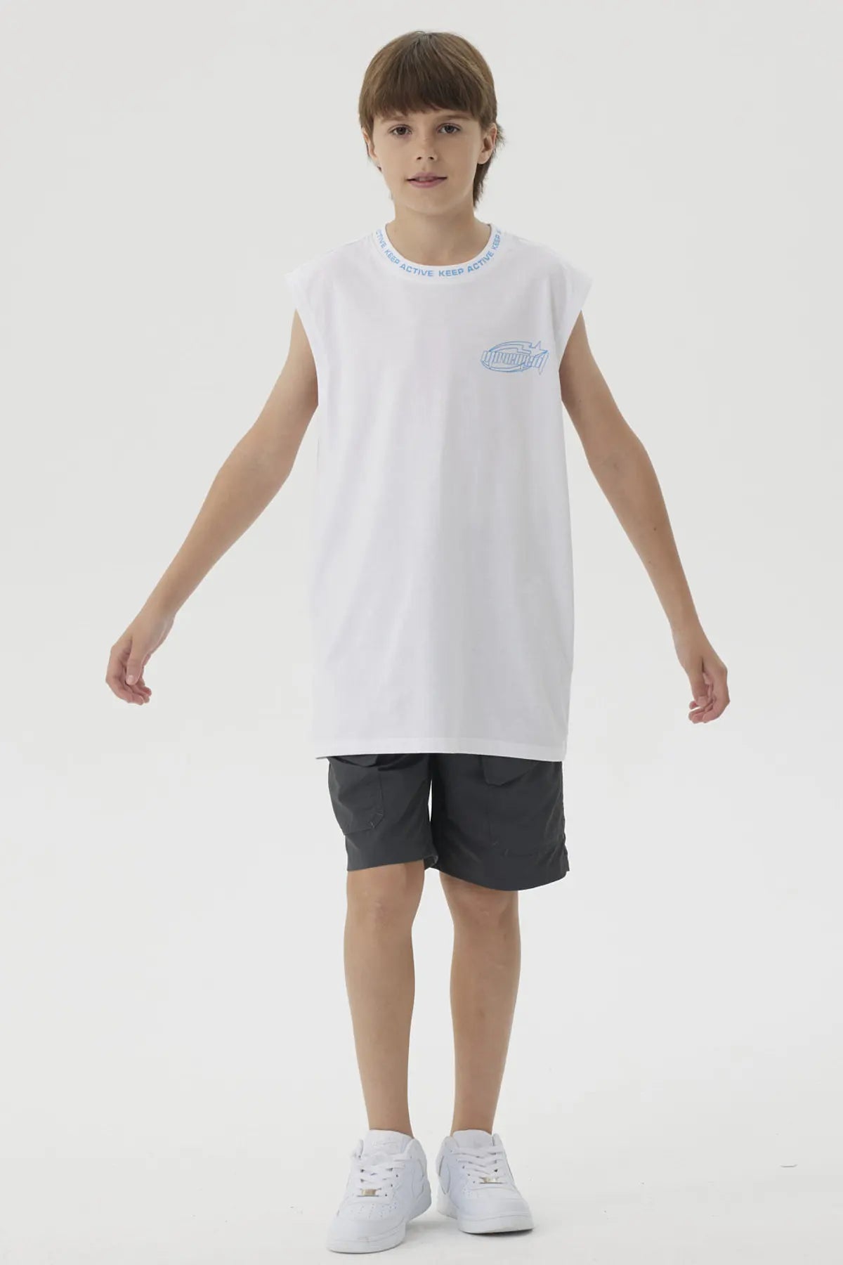 Polera blanca de niño sin mangas con cuello rib estampado Keep Active en azul y pequeño diseño gráfico en el pecho